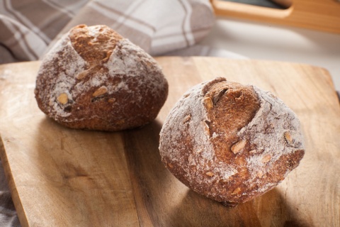 Bezglutenowa bułka "TRZY ZIARNA" ryżowa, z ziarnami dyni, słonecznika i siemienia lnianego, Lady Baker, na zakwasie, wegańska