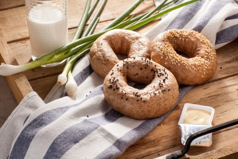 Bezglutenowy bajgiel "ZŁOCISTY" Lady Baker, wegański, z mąki bio kukurydzianej i bio tapioki, z bio oliwą z oliwek
